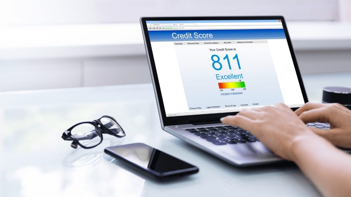 credit score 811 on laptop computer