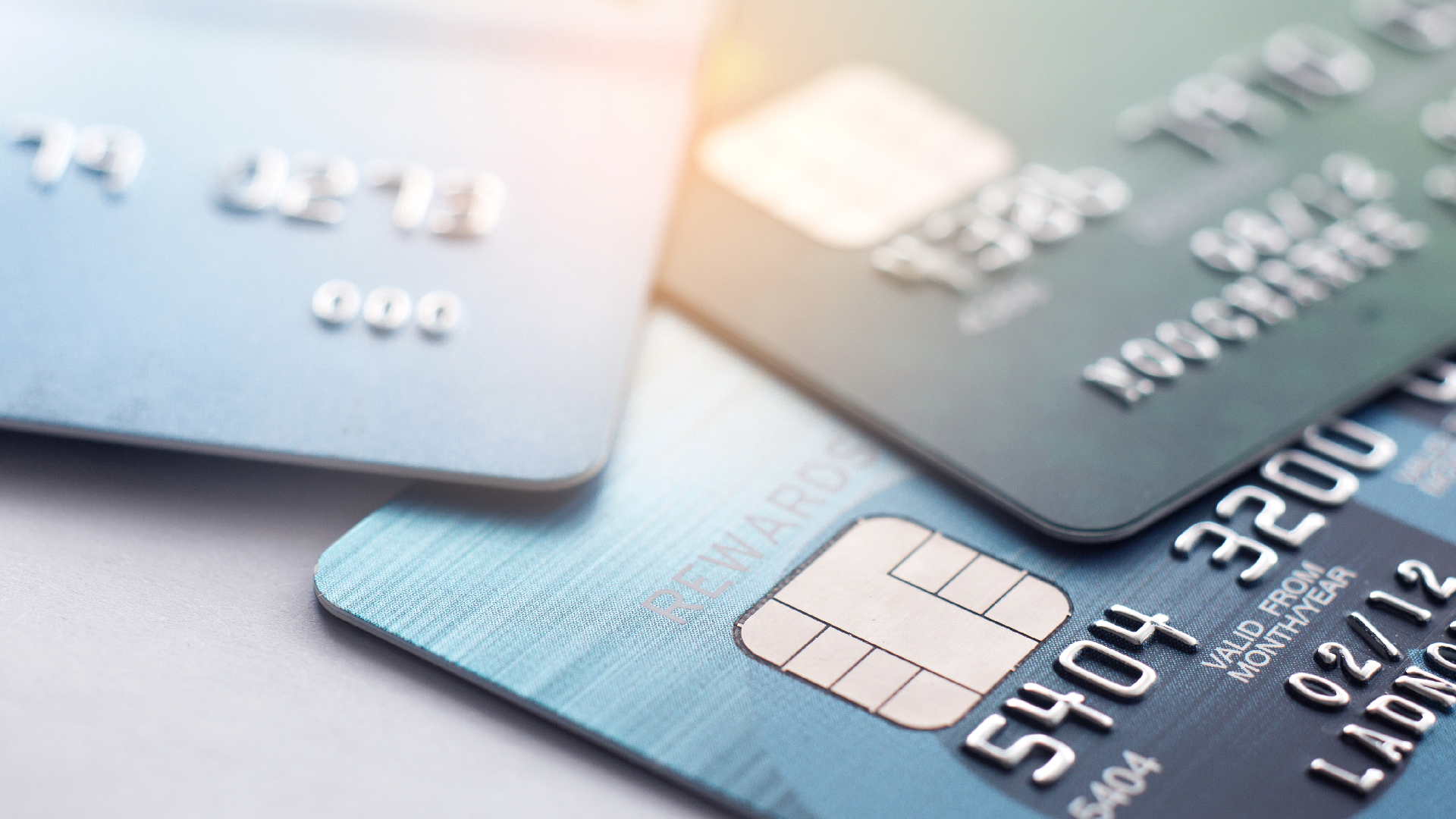 um close-up de três cartões de crédito