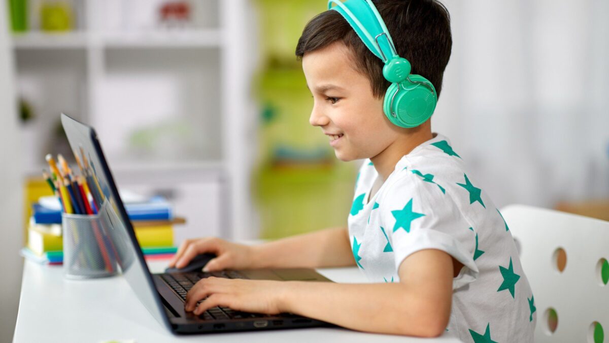 Uma criança digitando em um computador para crianças