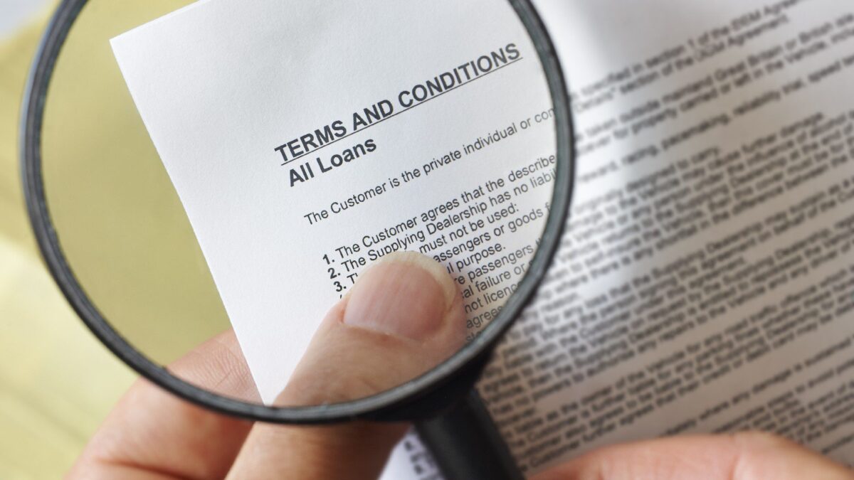 Um pedaço de papel mostrando os termos e condições do empréstimo