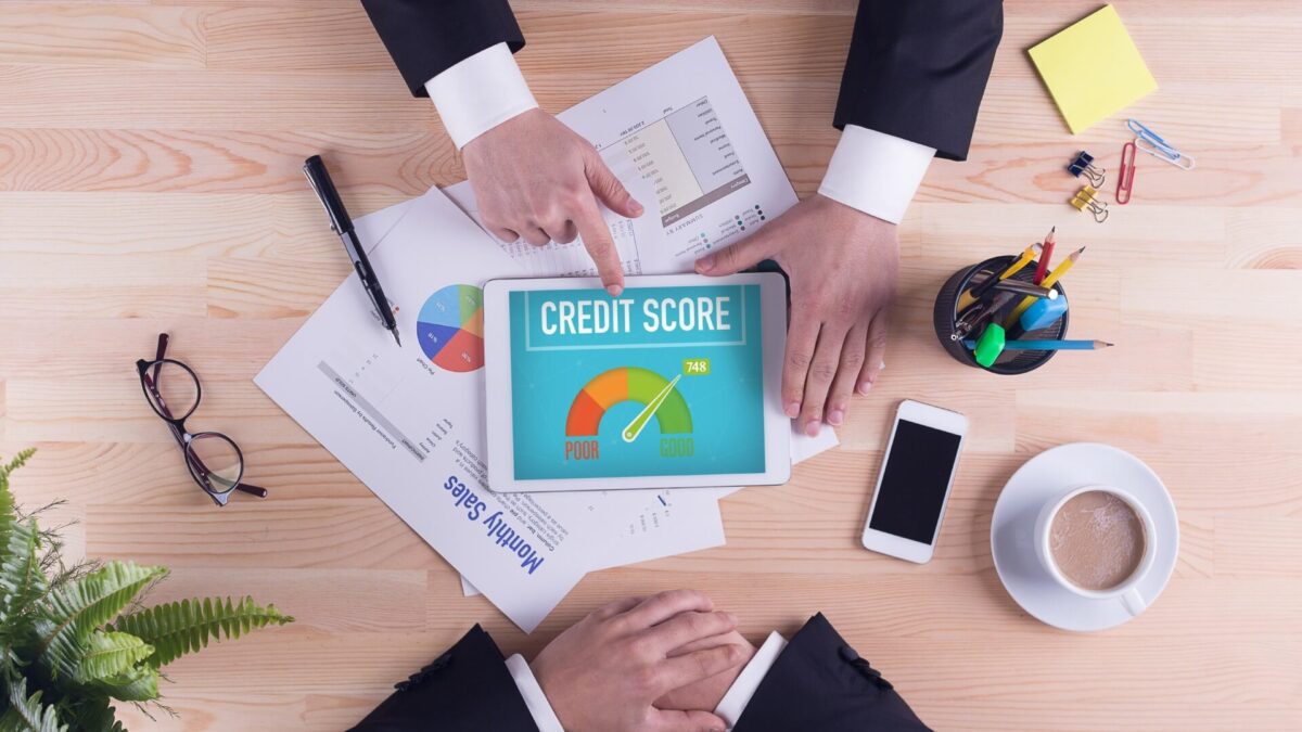 a person shows a credit score to another person