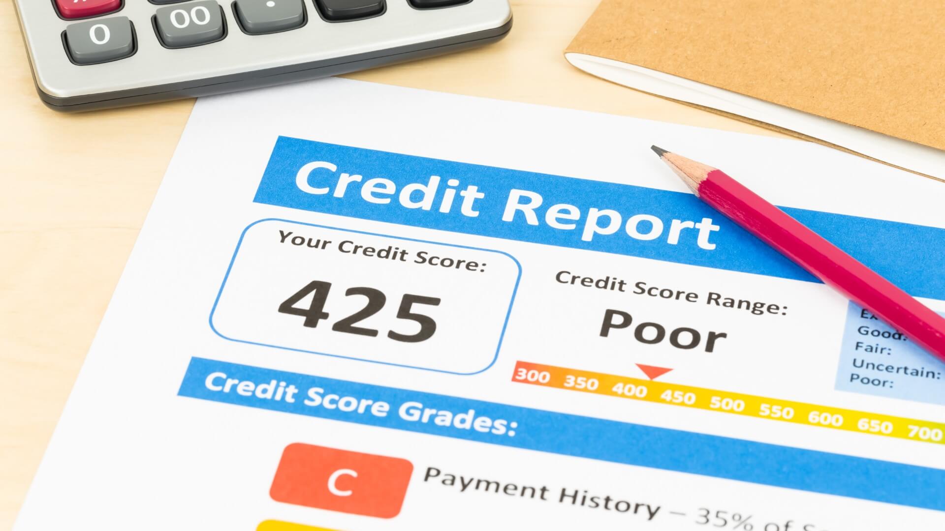 a credit report with a poor credit score of 425
