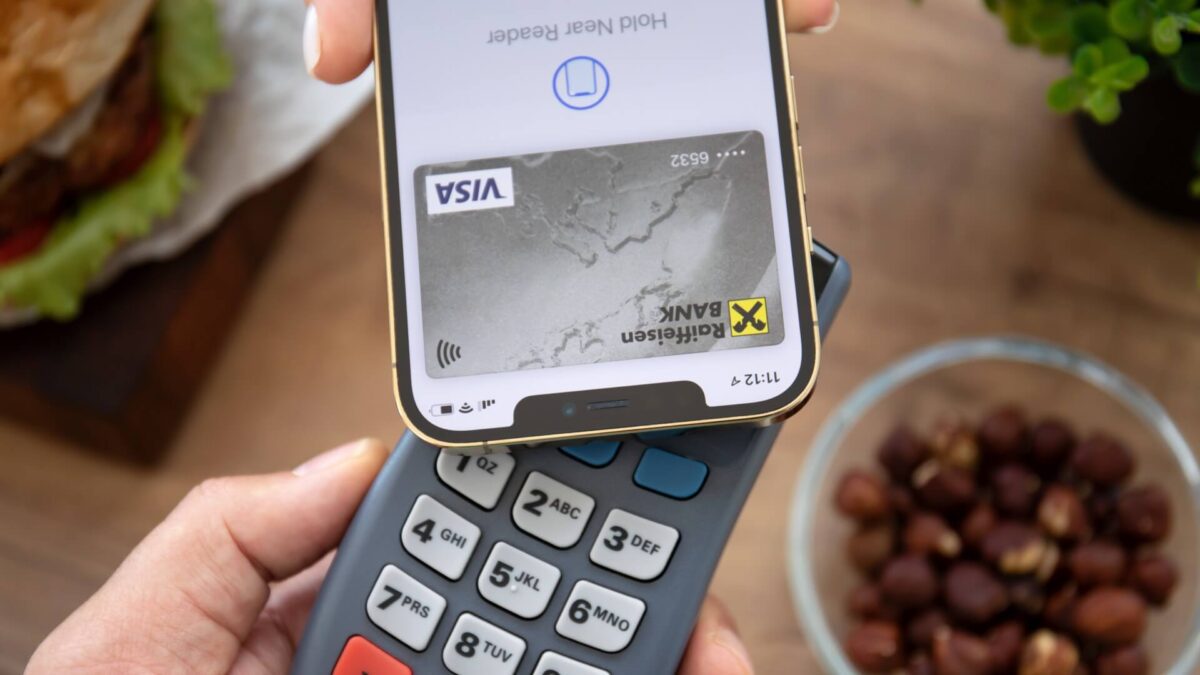 a person uses Apple Pay to make a credit card payment
