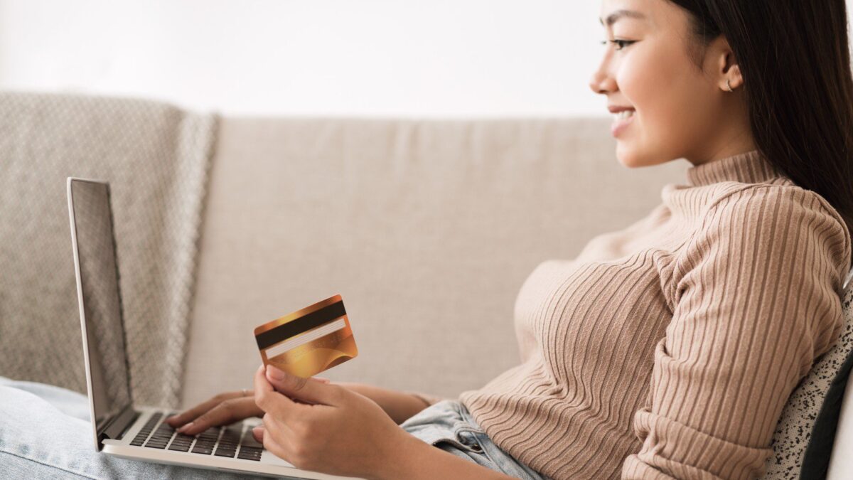a person pays a credit card bill online