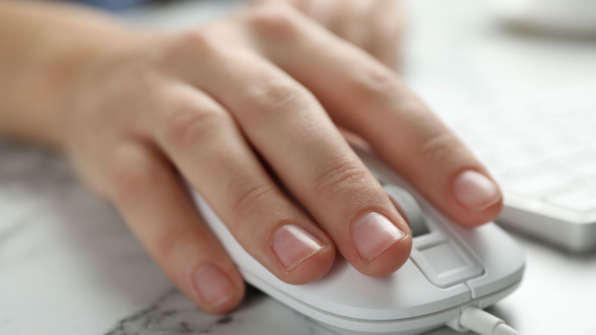 Close up of person using a white computer mouse | Wise Loan