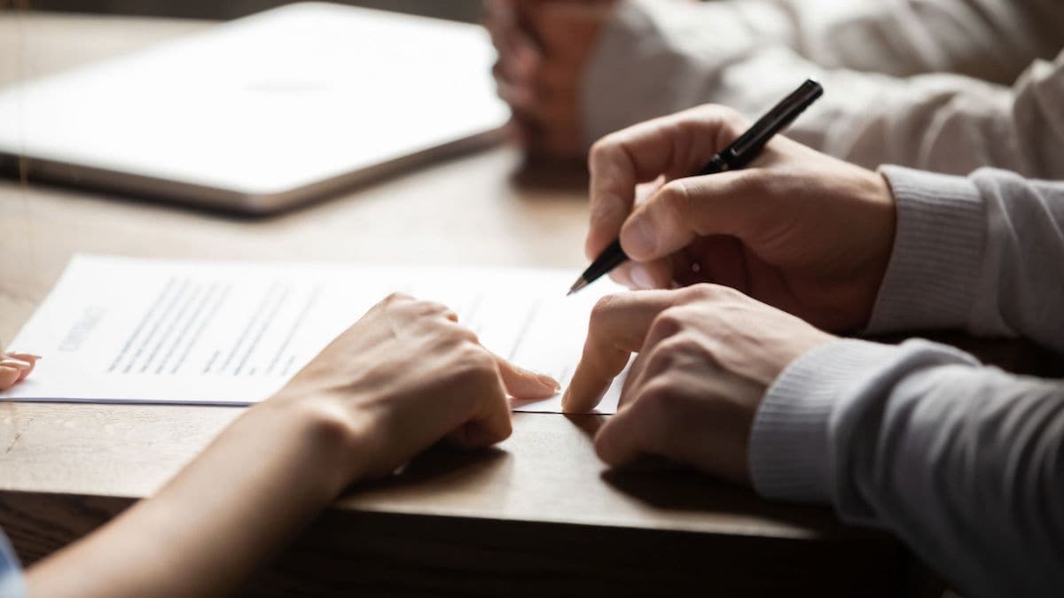 Close up of a couple signing a loan agreement | Wise Loan