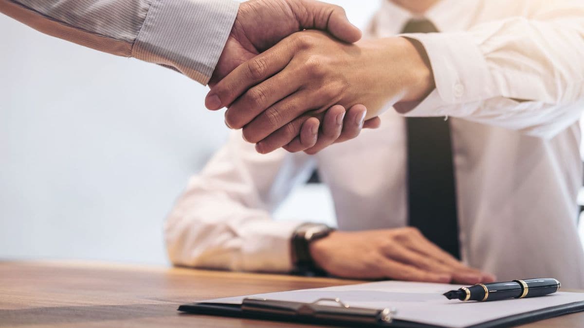 Close up of two business people shaking hands | Wise Loan